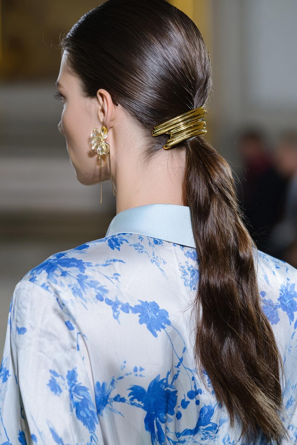 14. Haartrends Voor Zomer 2026: Sleek low pony met statement haarclip