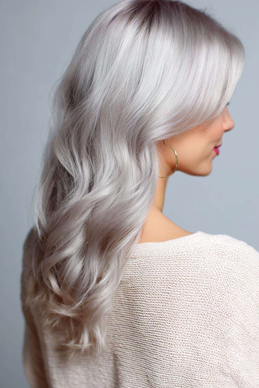 19. Haartrends Voor Zomer 2026: Natuurlijk grijs met zilverglans toner