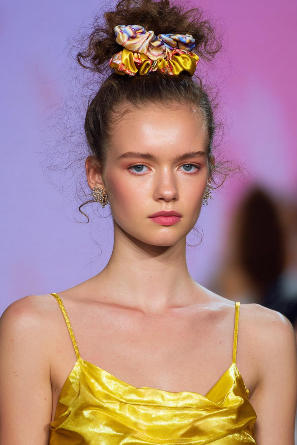 26. Haartrends Voor Zomer 2026: Krullen in ananas-updo met satijnen scrunchie