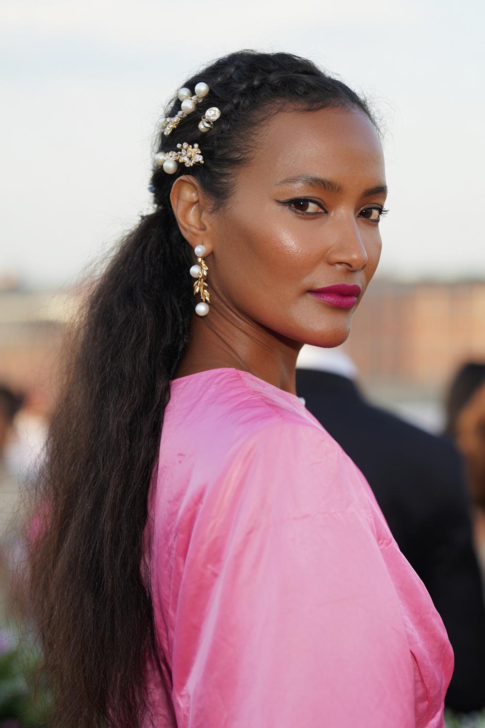 7. Haartrends Voor Zomer 2026: Half-up twist met parelspelden