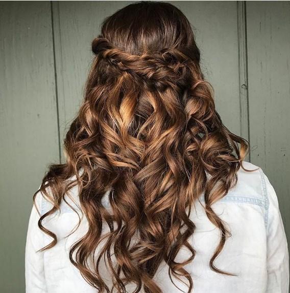 Half opgestoken krullend haar