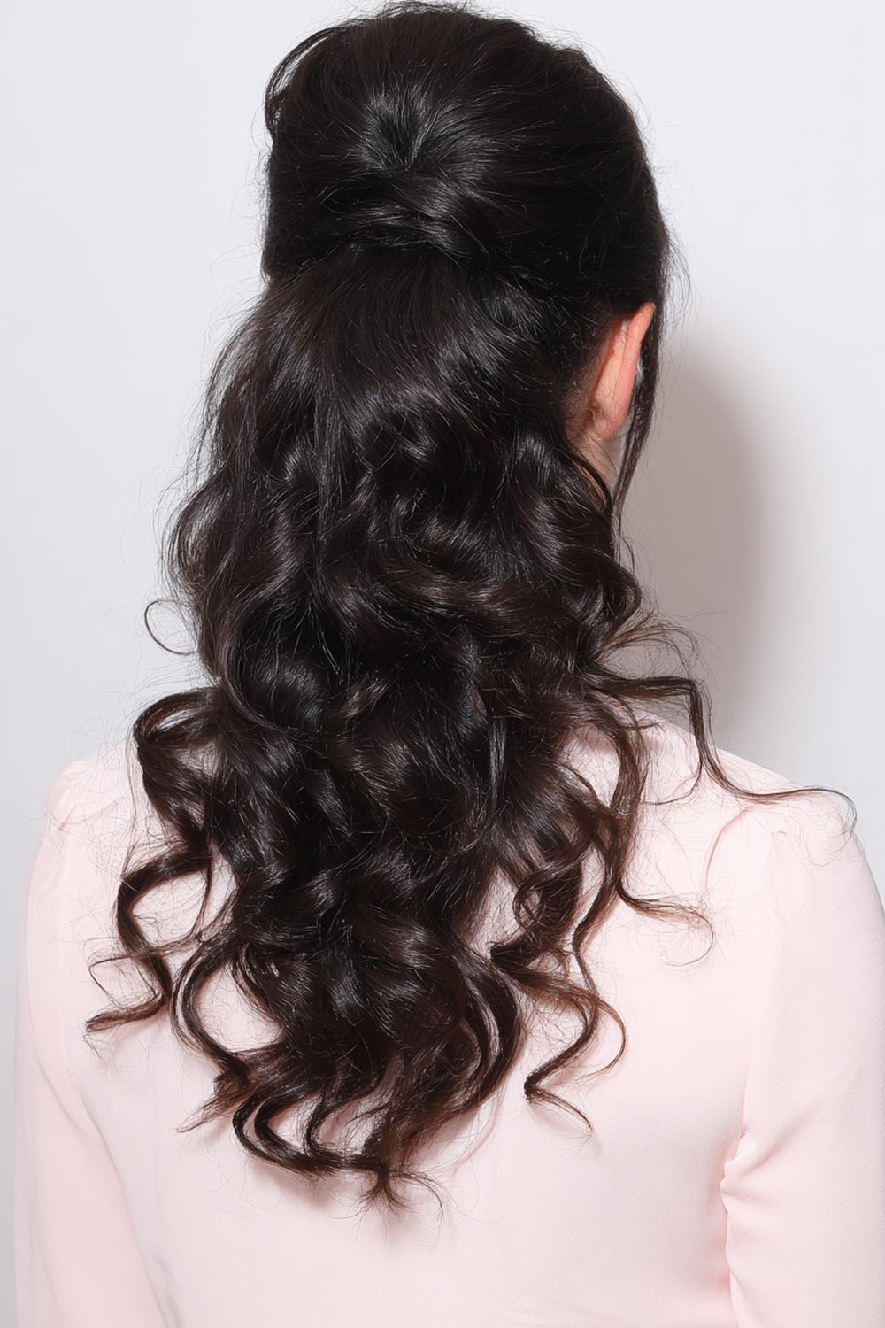 10. Halflang haar met slag kapsel met lage paardenstaart en golvende, dikke punten