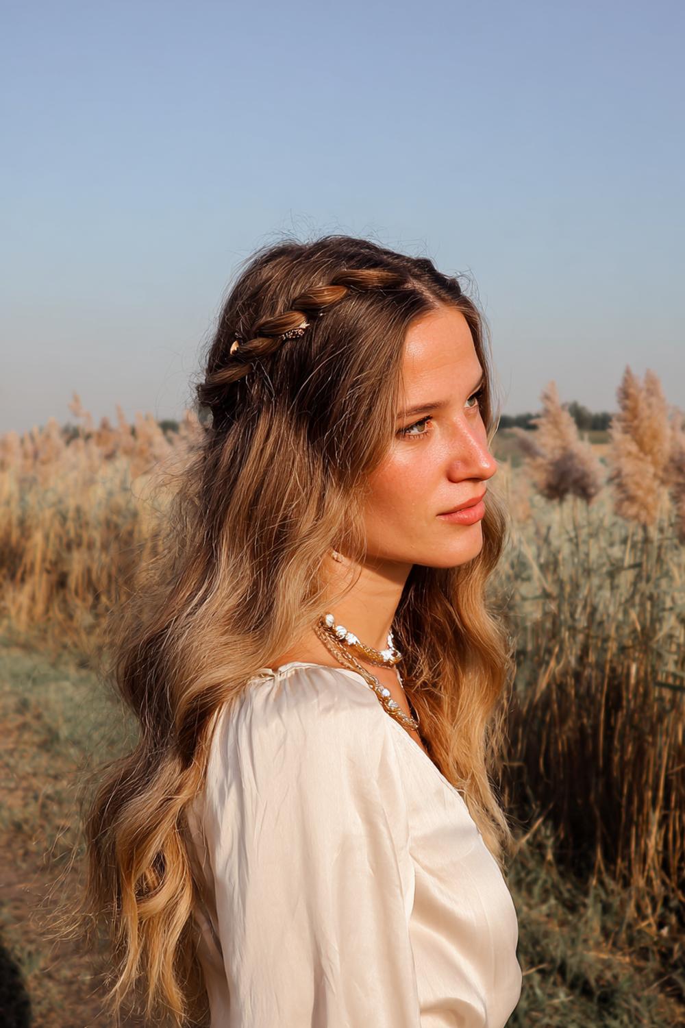 19. Halflang haar met slag kapsel met losse vlechtkroon en boho-golven