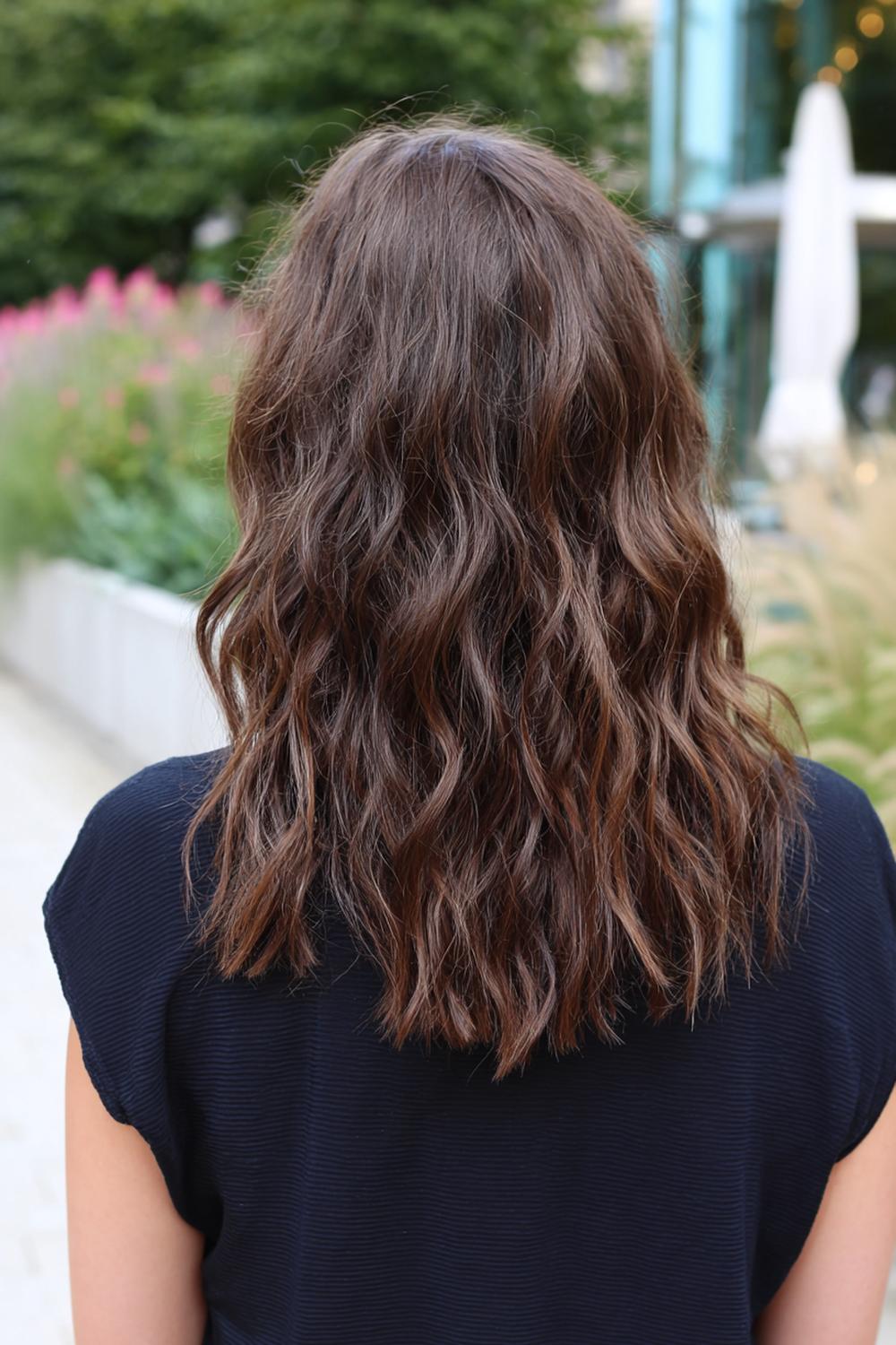 2. Halflang haar met slag kapsel met beach waves en matte textuurspray