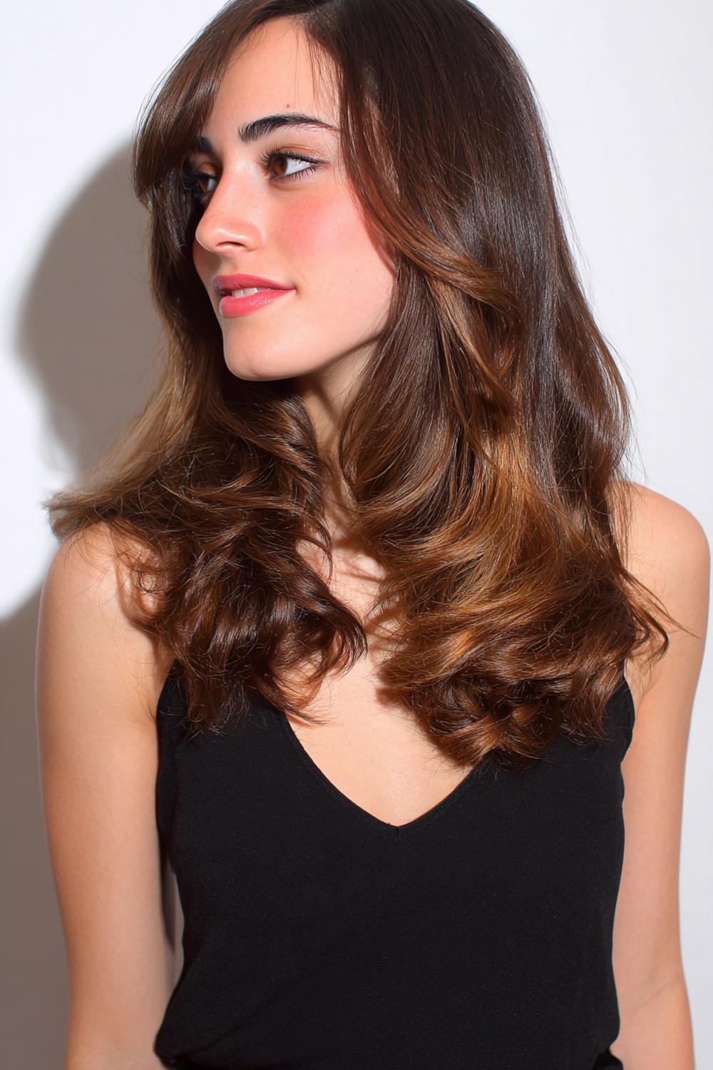 21. Halflang haar met slag kapsel met volumineuze föhnslag en luchtige, bouncy uiteinden