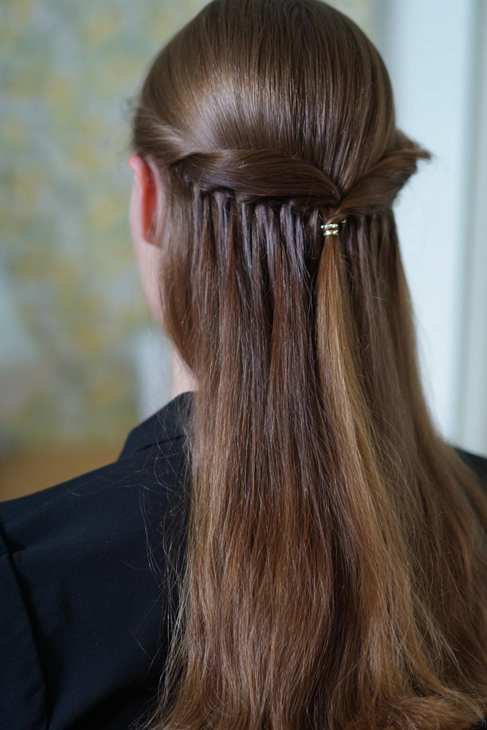 23. Halflang haar met slag kapsel met gladde, lage scheiding en subtiele slag bij de punten