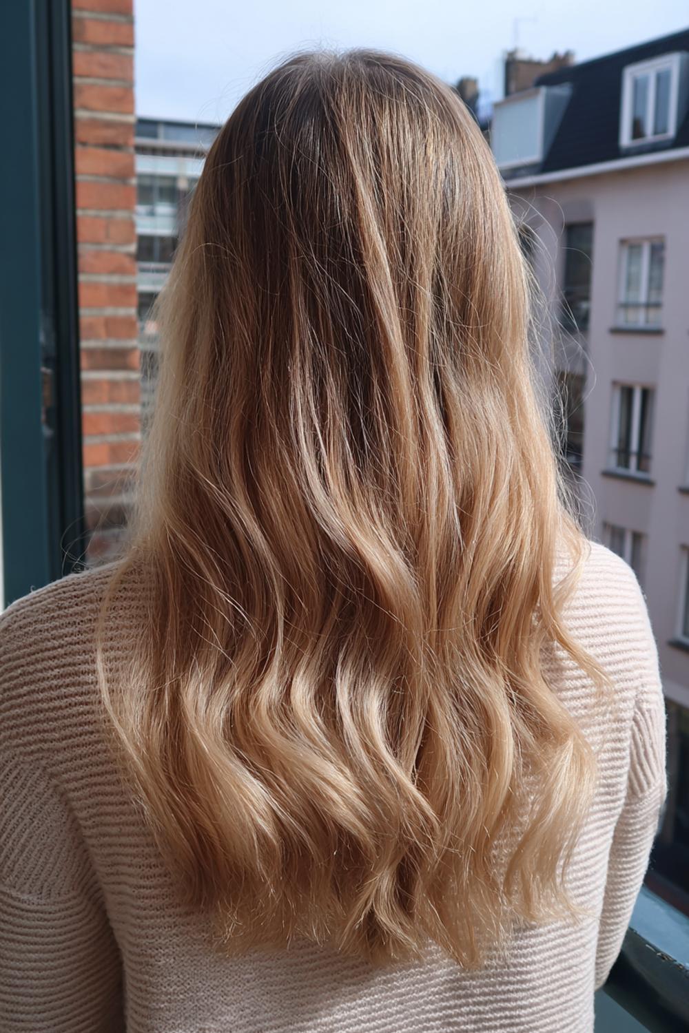 4. Halflang haar met slag kapsel met midden scheiding en gelijkmatige S-golven