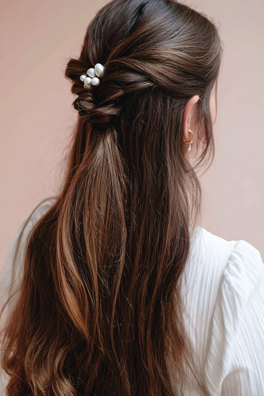 9. Halflang haar met slag kapsel met half-up twist en parelspeld als detail