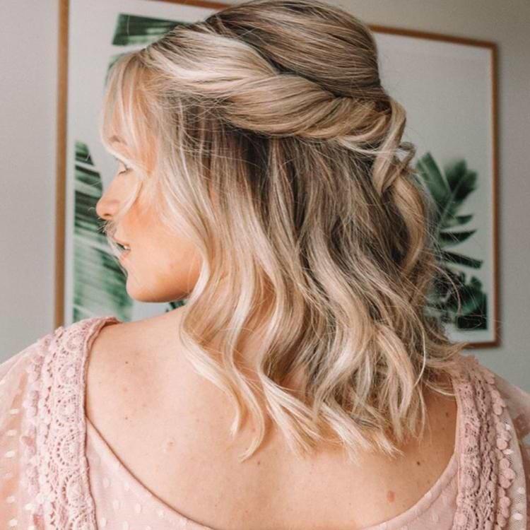 Blond halflang haar half opgestoken met losse gezichtslokken