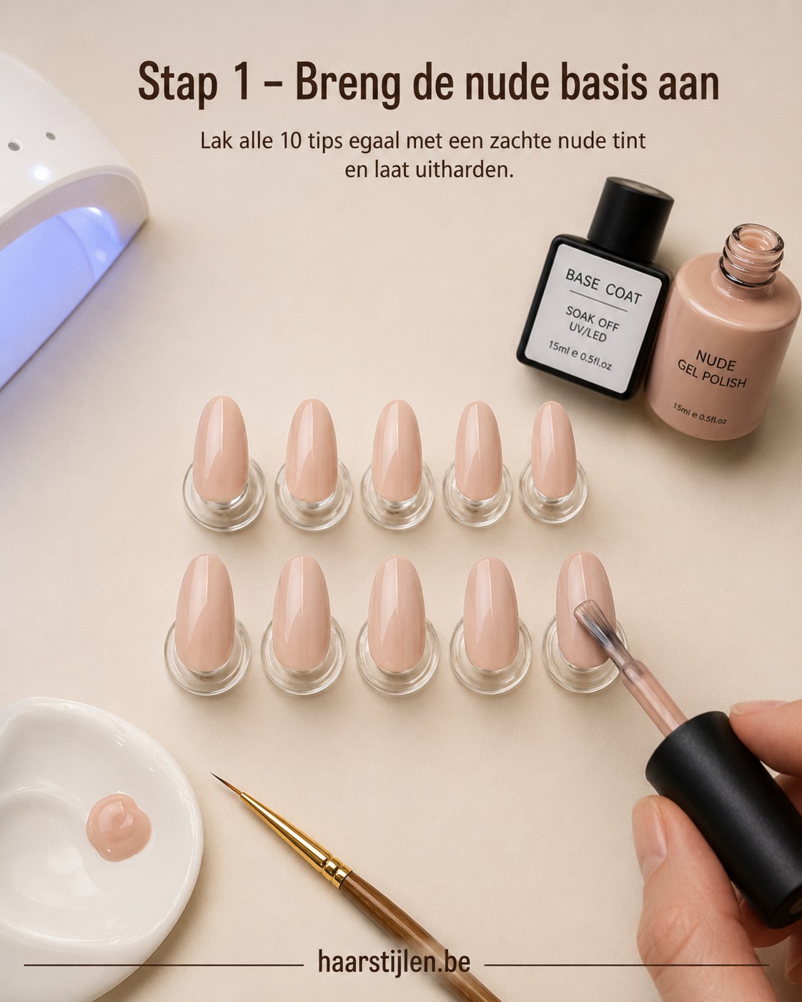 Nude basislaag voor herfstnagels bruin goud wordt egaal aangebracht op tien nageltips