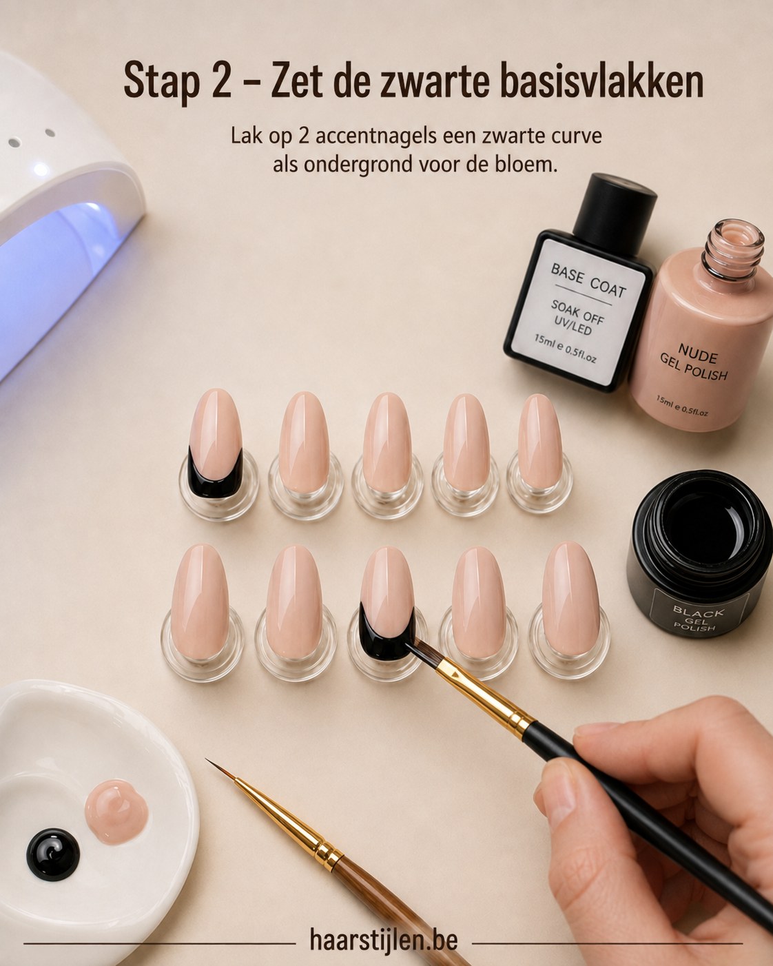 Zwarte basisvlakken als canvas voor de bloem op twee accentnagels in herfstnagels ontwerp