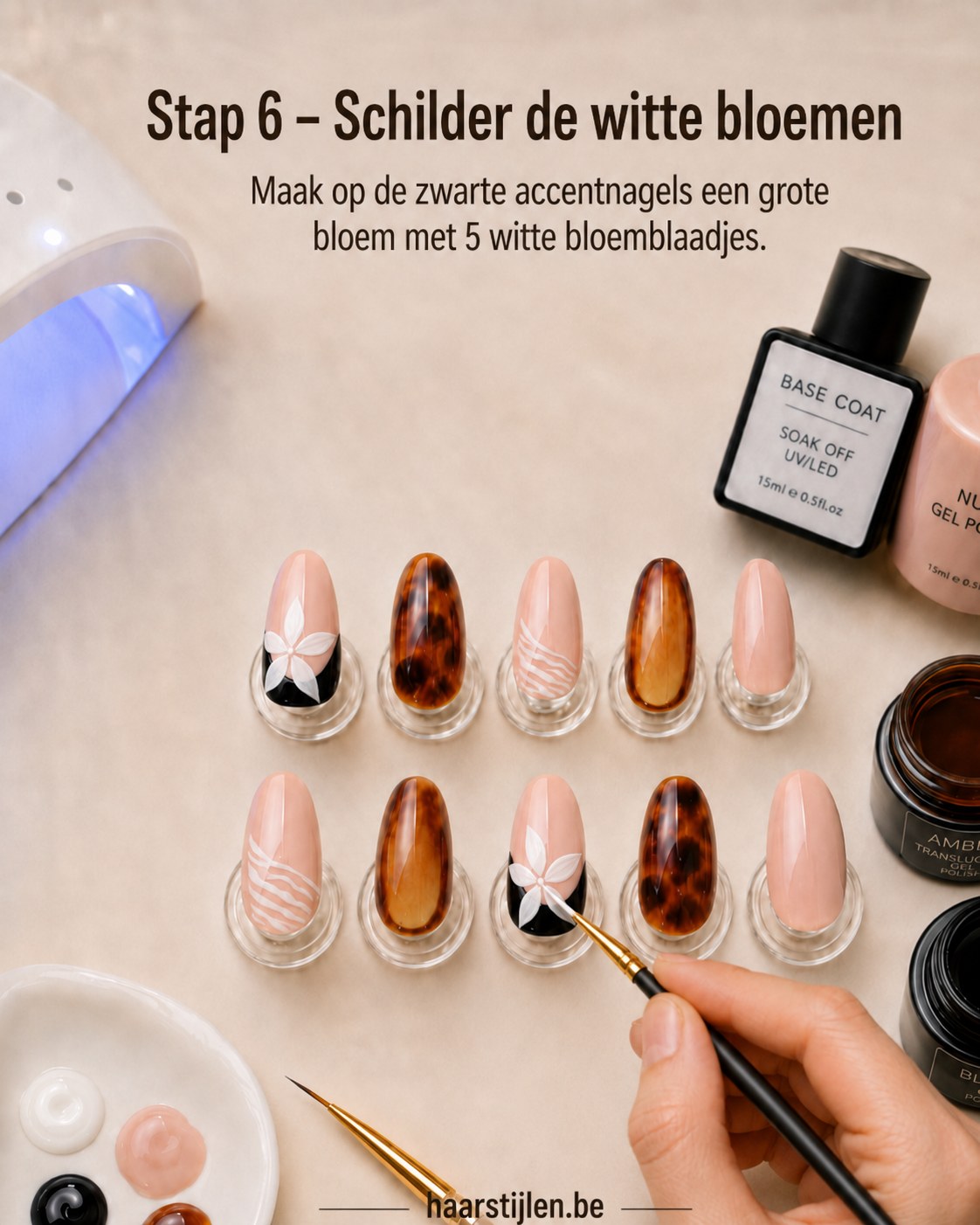 Witte bloem met vijf blaadjes geschilderd op zwarte accentnagel voor herfstnagels bloem