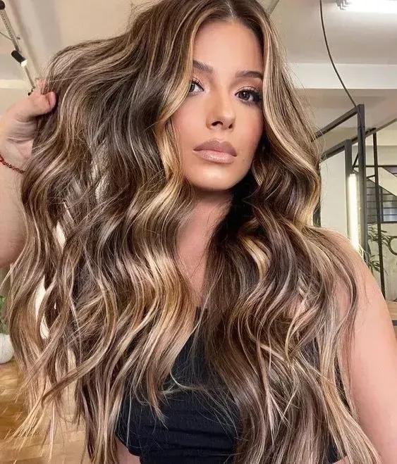 Honigblonde Strähnen mit warmen goldenen Lichtreflexen
