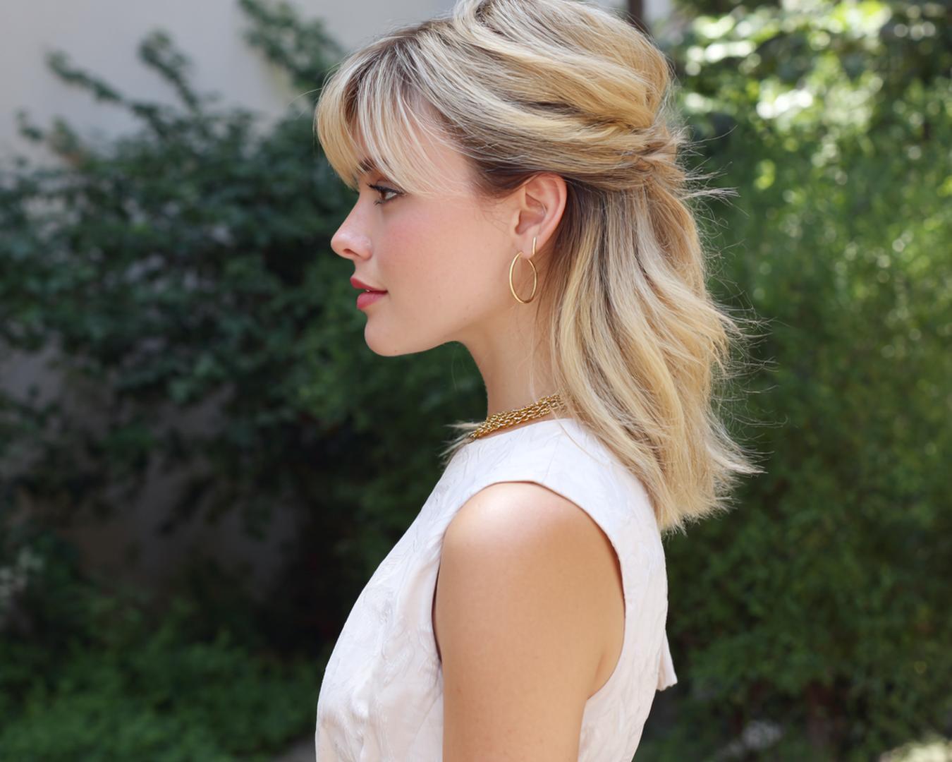 Halflang Blond Half Up