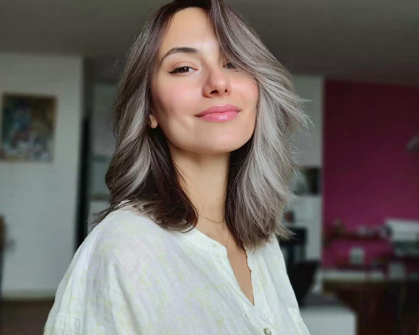 Zilvergrijs Halflang Golvend Haar