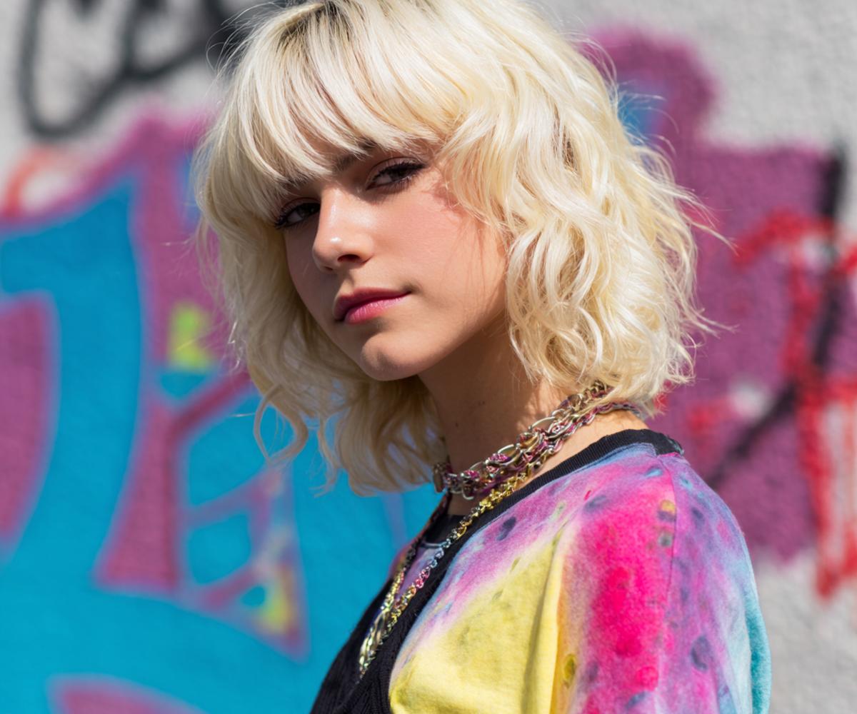 Blonde Golvende Shag Met Pony