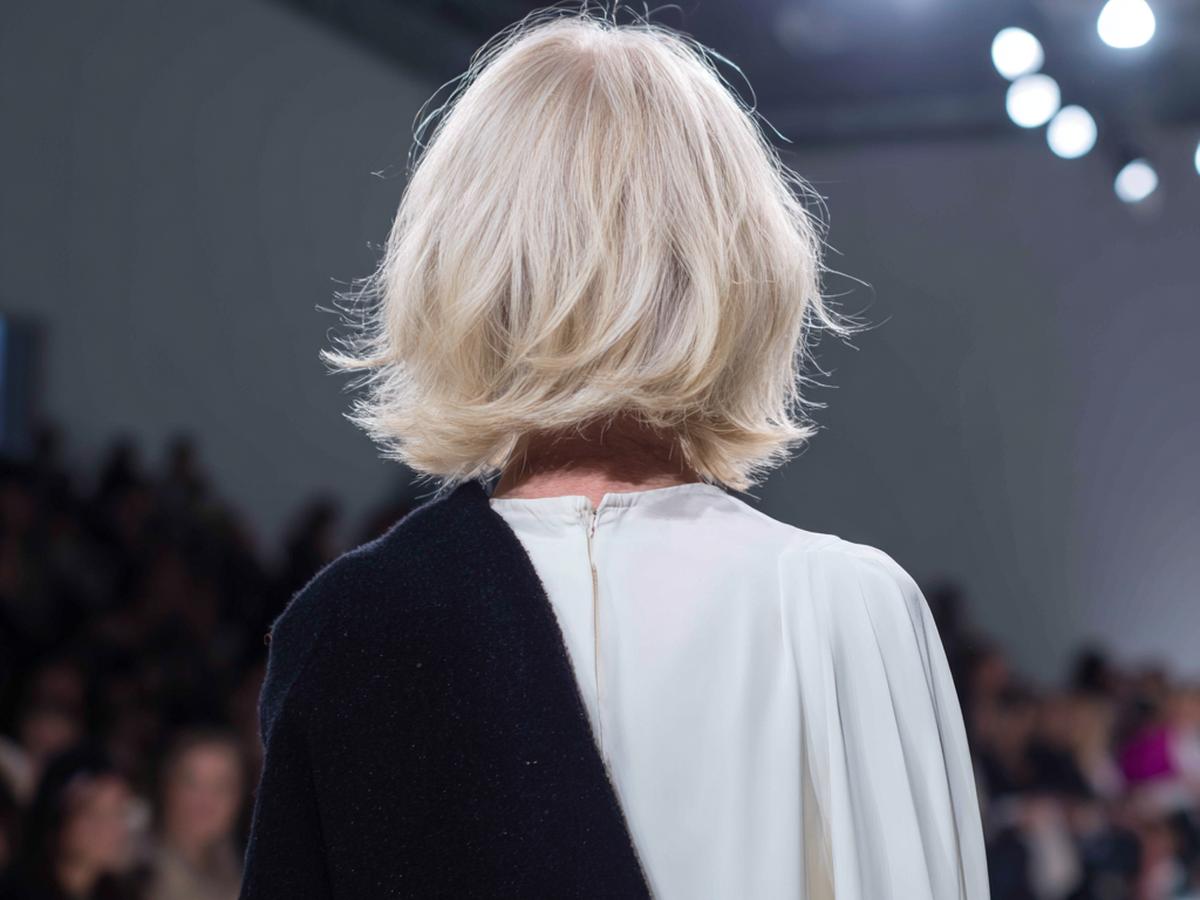 Blond Halflang Gelaagd Met Volume