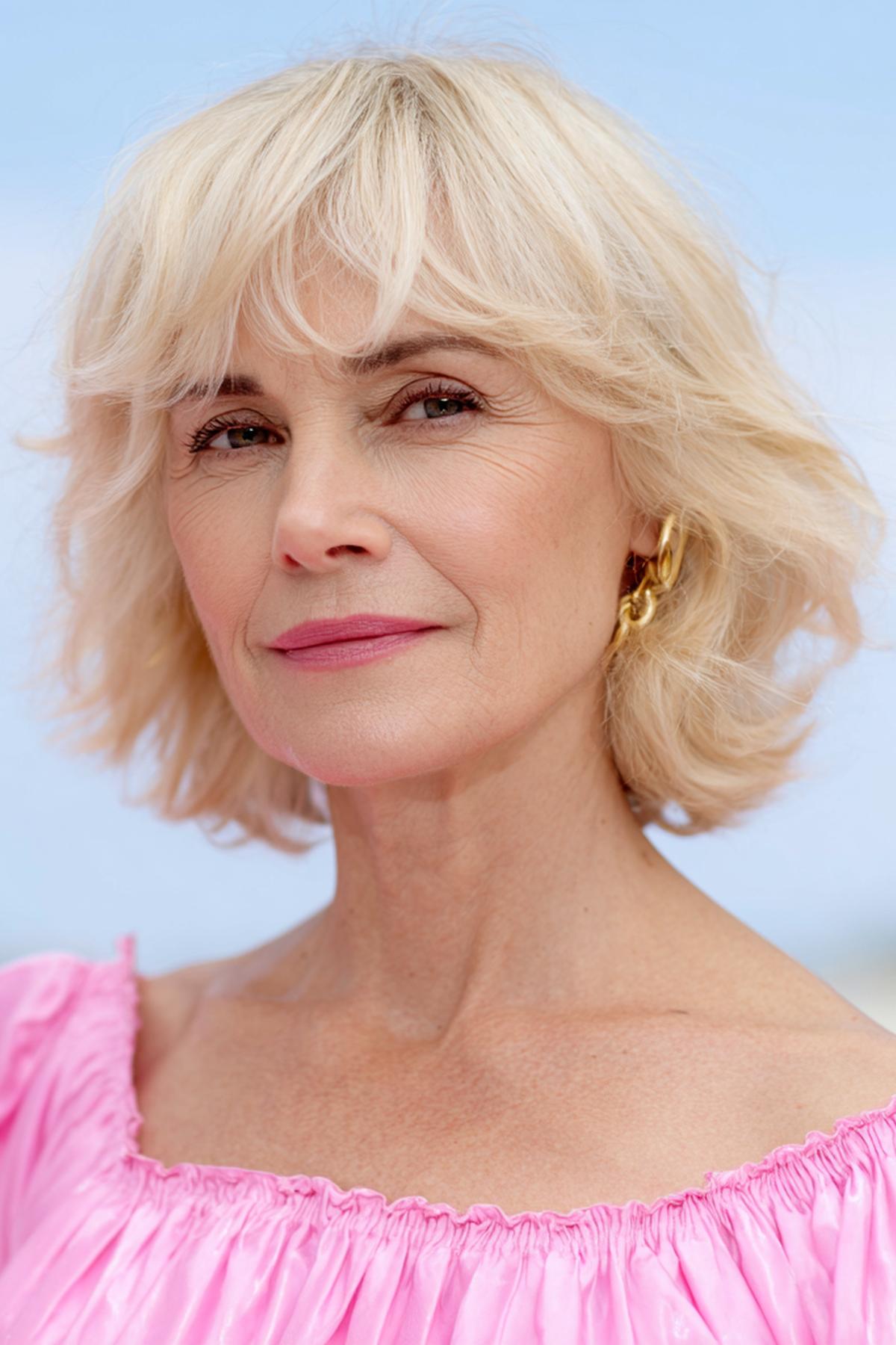 Honingblonde Halflange Lagen Met Pony