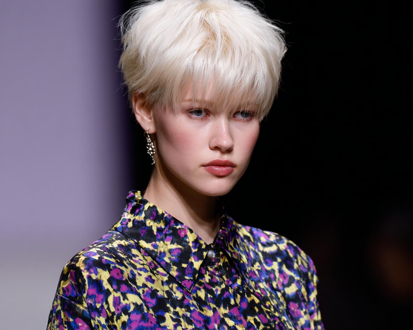 Platinablonde Pixie Met Pony