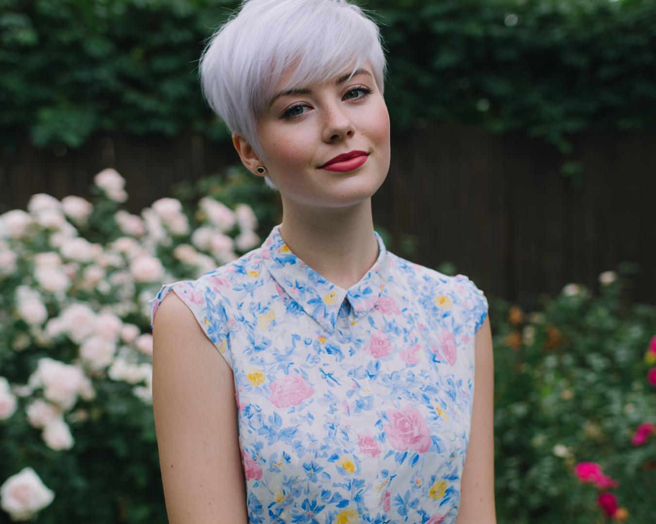 Zilverblonde Pixie Met Zijpony