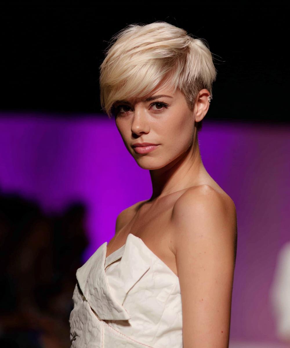 Platinblonde Pixie Met Lange Lok