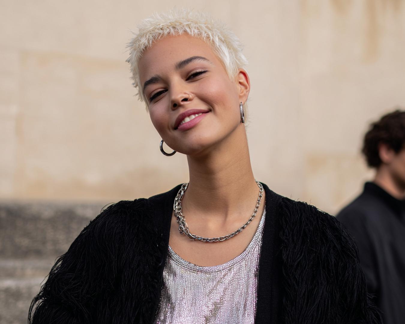 Korte Platinblonde Buzzcut