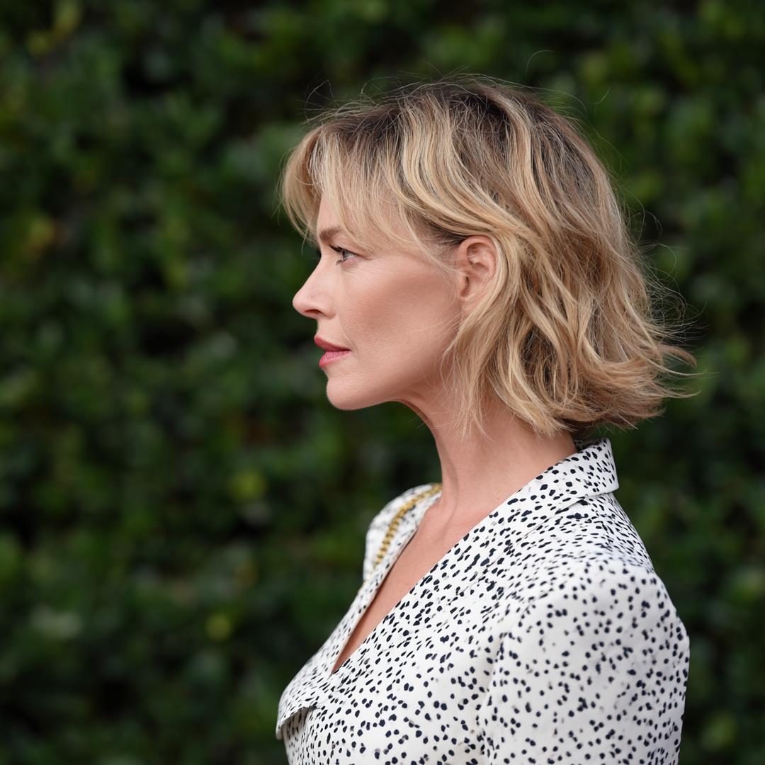 Blond Golvend Bob Met Pony