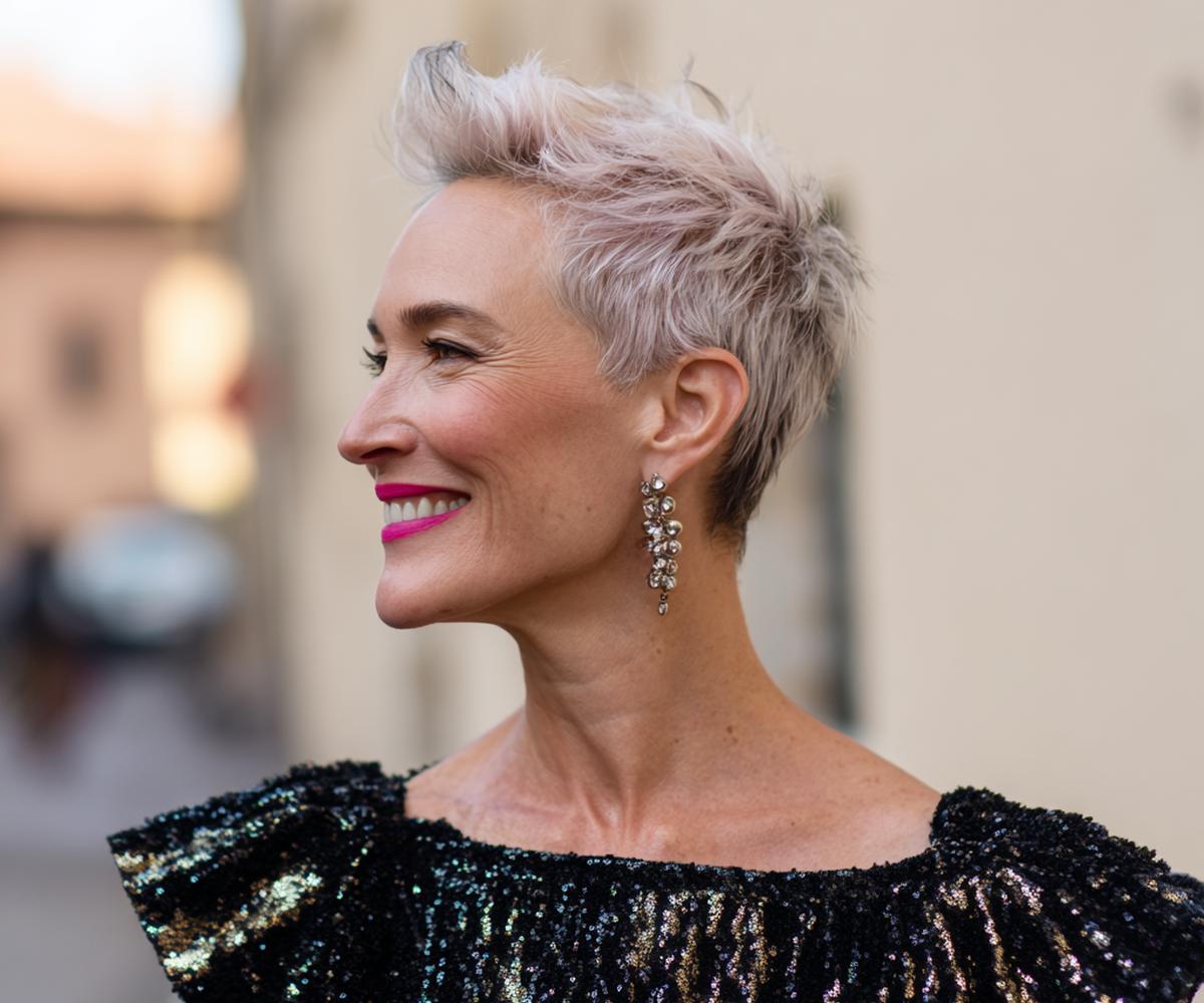 Platina Pixie Met Opstaande Lokken