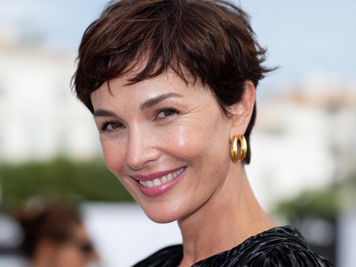 Korte Bruine Pixie Met Textuur