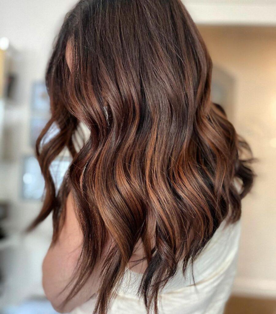 kaneelbruin haar warme tint