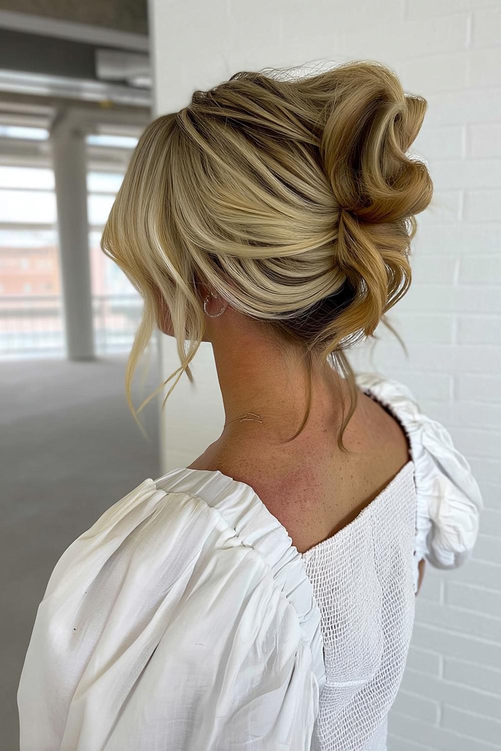 20 Elegante Bruiloft Kapsels voor Vrouwen - Gast Inspiratie