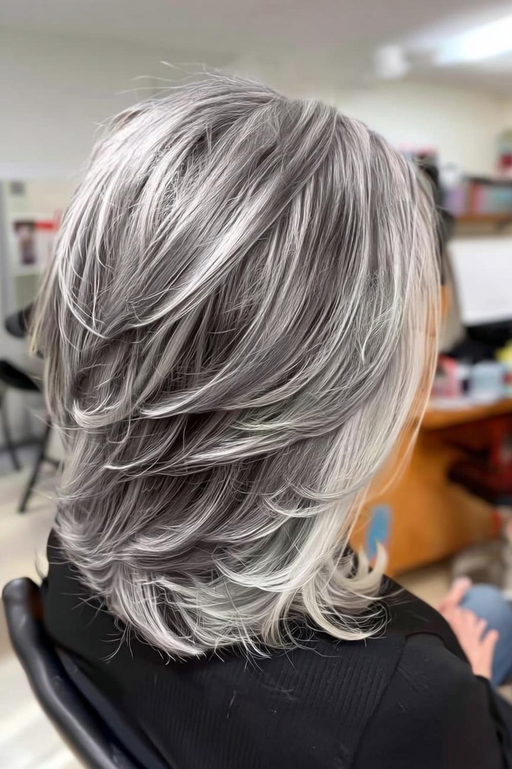 Gelaagde Grijze Kapsels: 27 Elegante Halflange Stijlen