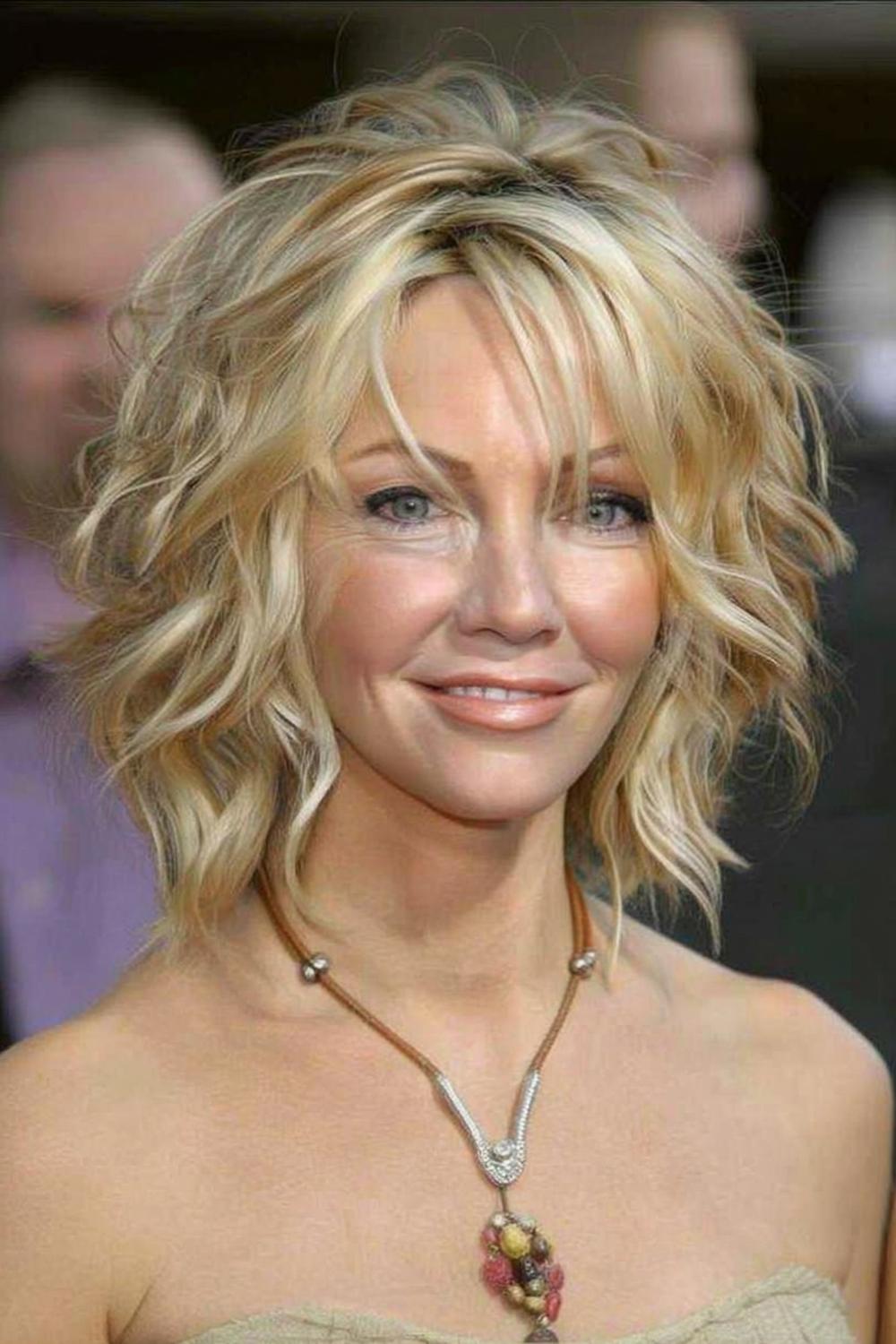 Blonde krullen met beweging