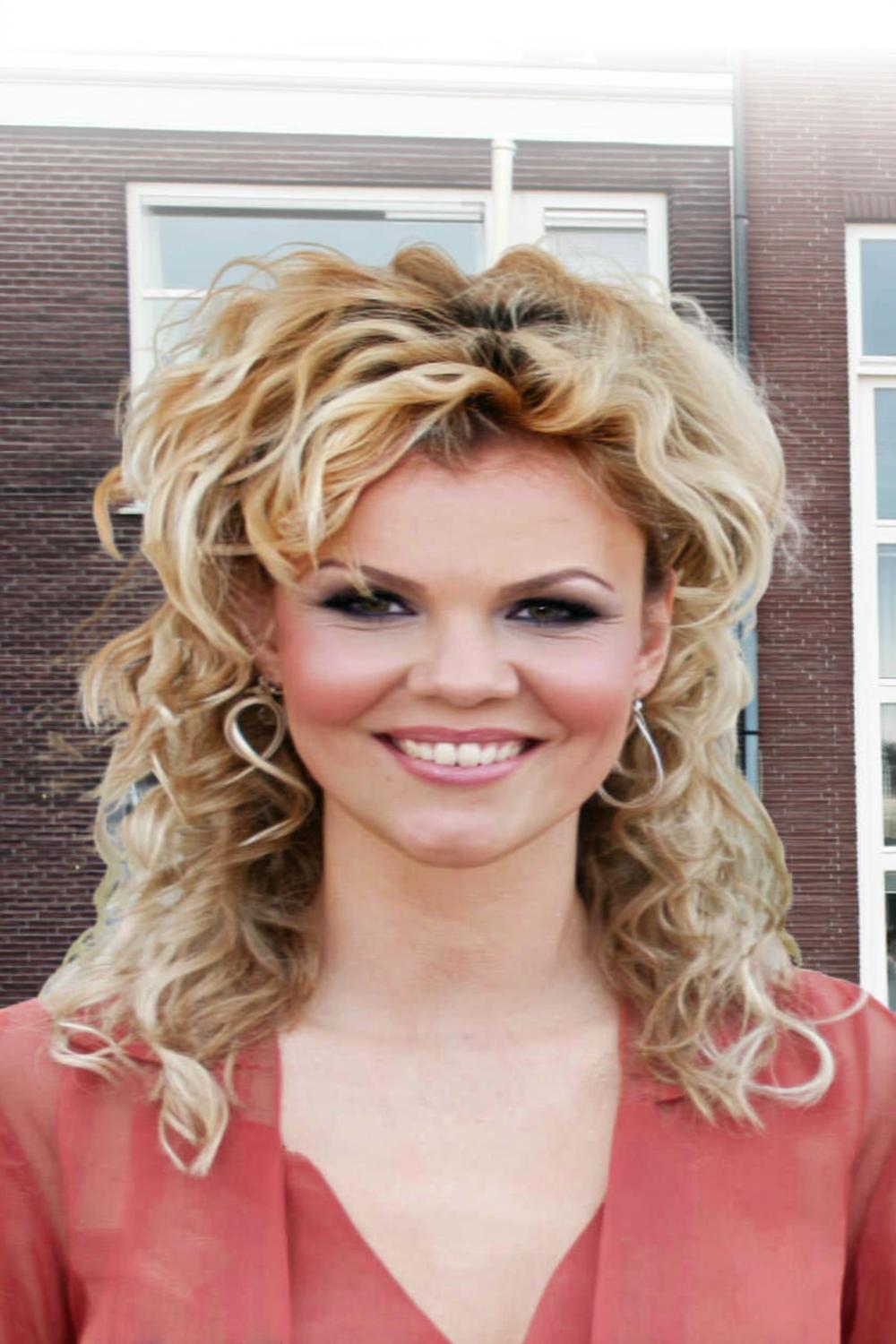 Blonde krullen met volume