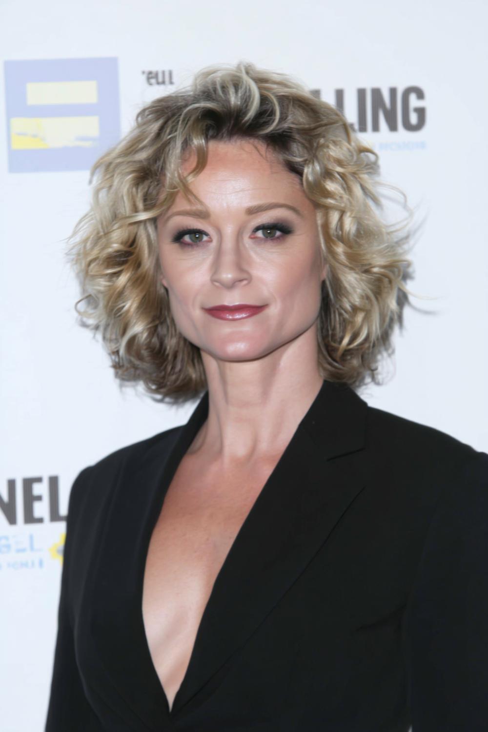 Korte blonde krullen