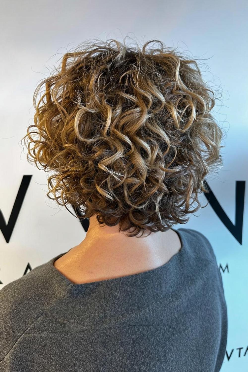 Krullende bob achterkant