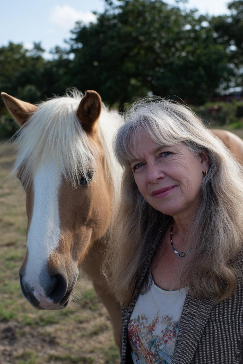 12. Kapsel met pony voor 50 plus: zachte wolf cut met pony en natuurlijke beweging