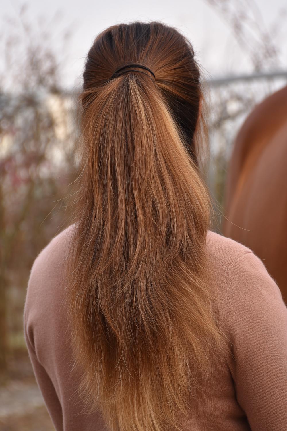 14. Kapsel met pony voor 50 plus: rommelige lage paardenstaart met curtain pony en volume