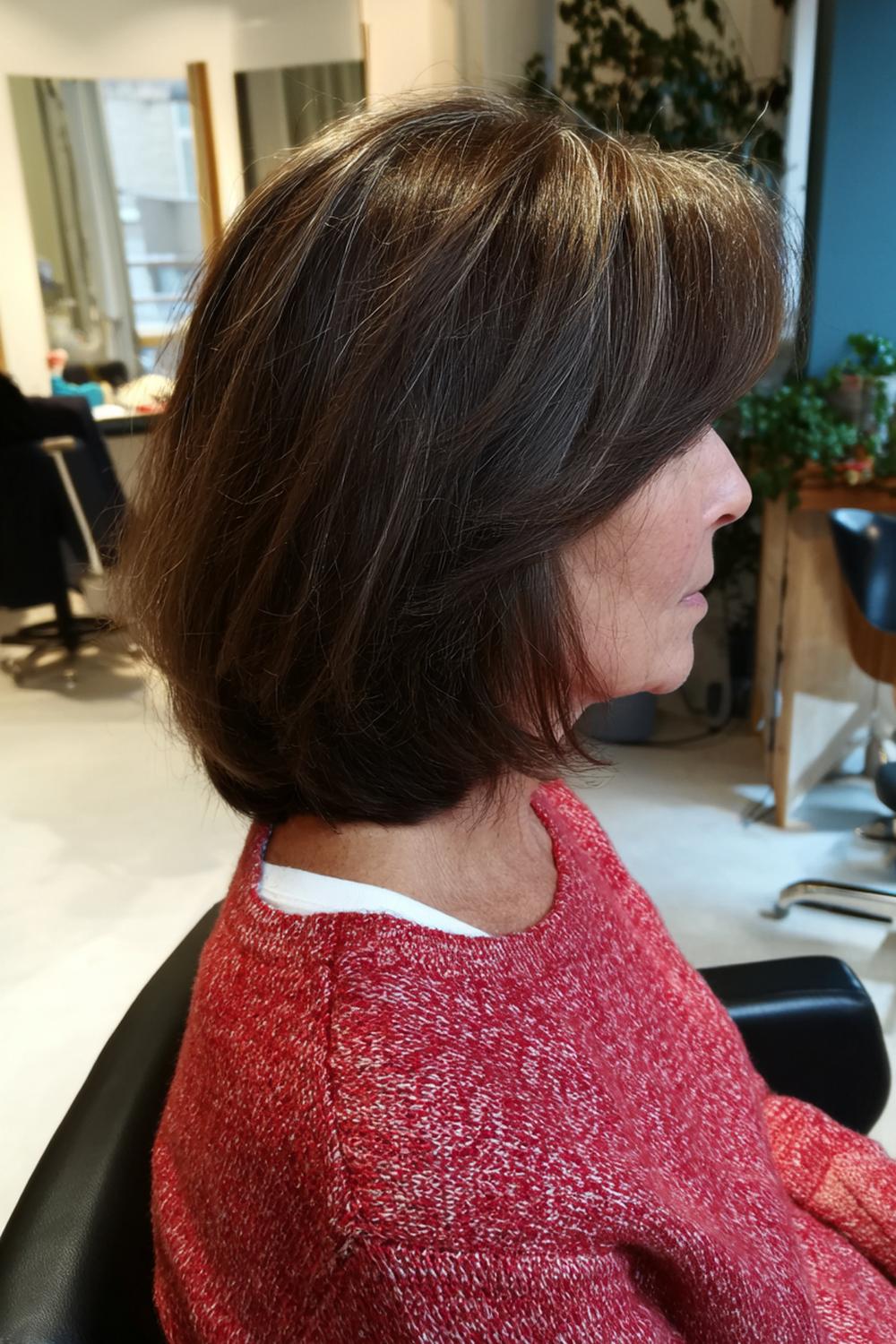 2. Kapsel met pony voor 50 plus: lange bob (lob) met curtain pony en zachte slag