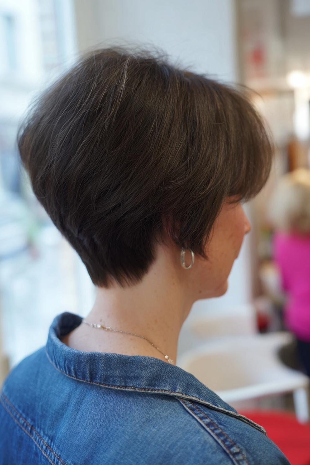 20. Kapsel met pony voor 50 plus: korte bob met pony en subtiele undercut in de nek