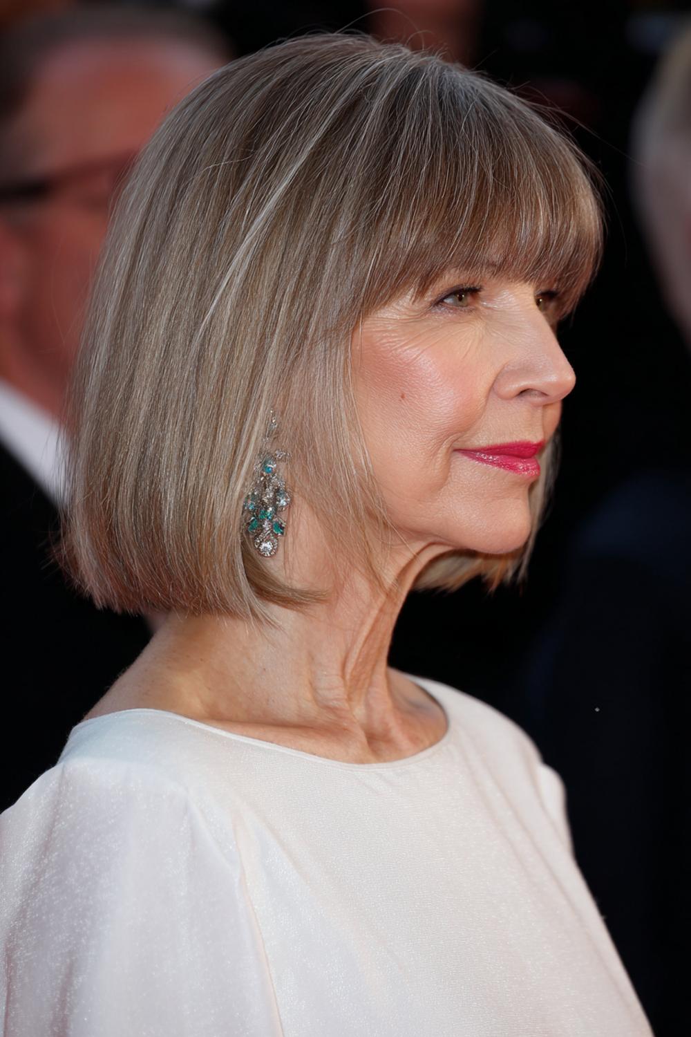 22. Kapsel met pony voor 50 plus: elegante carré met pony en strakke middenscheiding