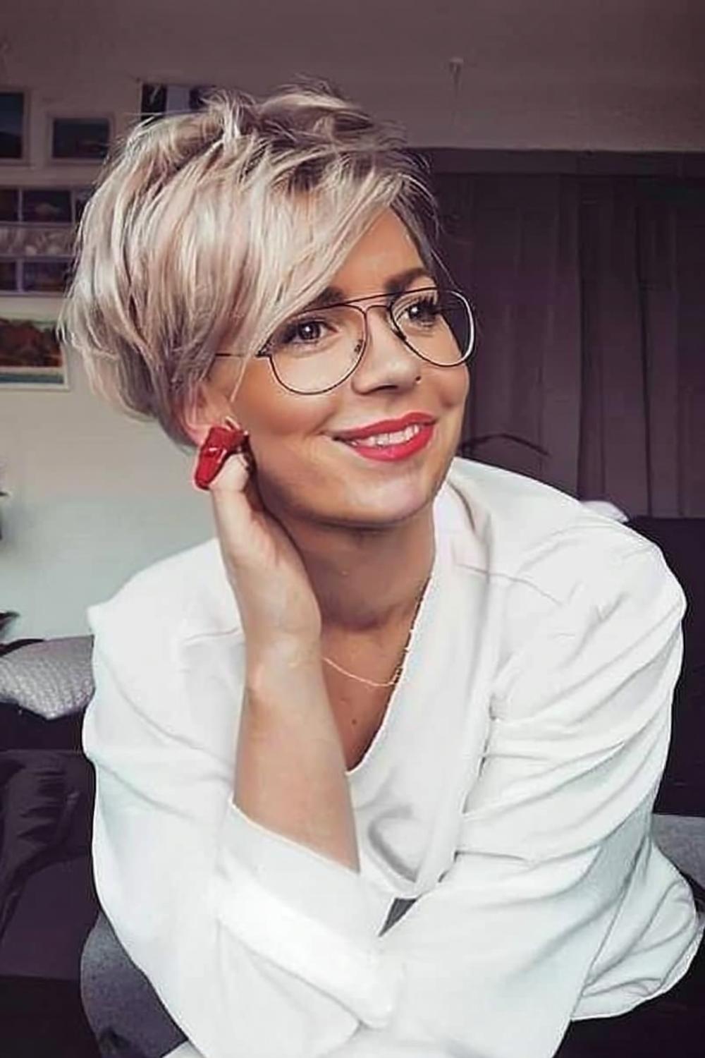 Trendy Pixie met Bril