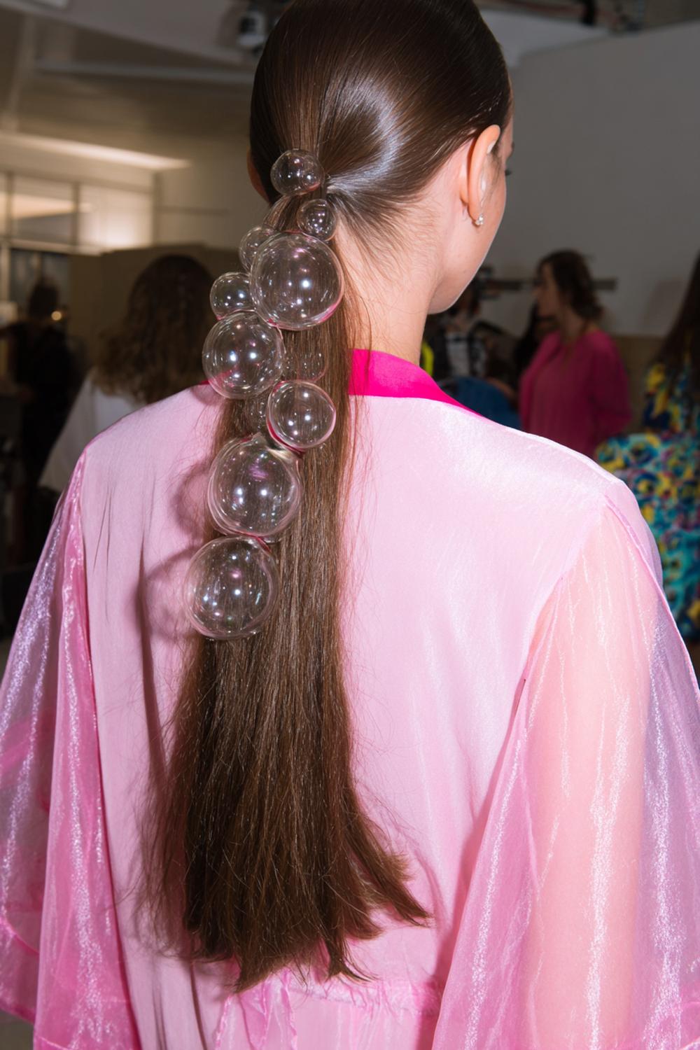 13. Kapsels zonder föhnen: de bubble paardenstaart met transparante elastiekjes en glans over de lengte