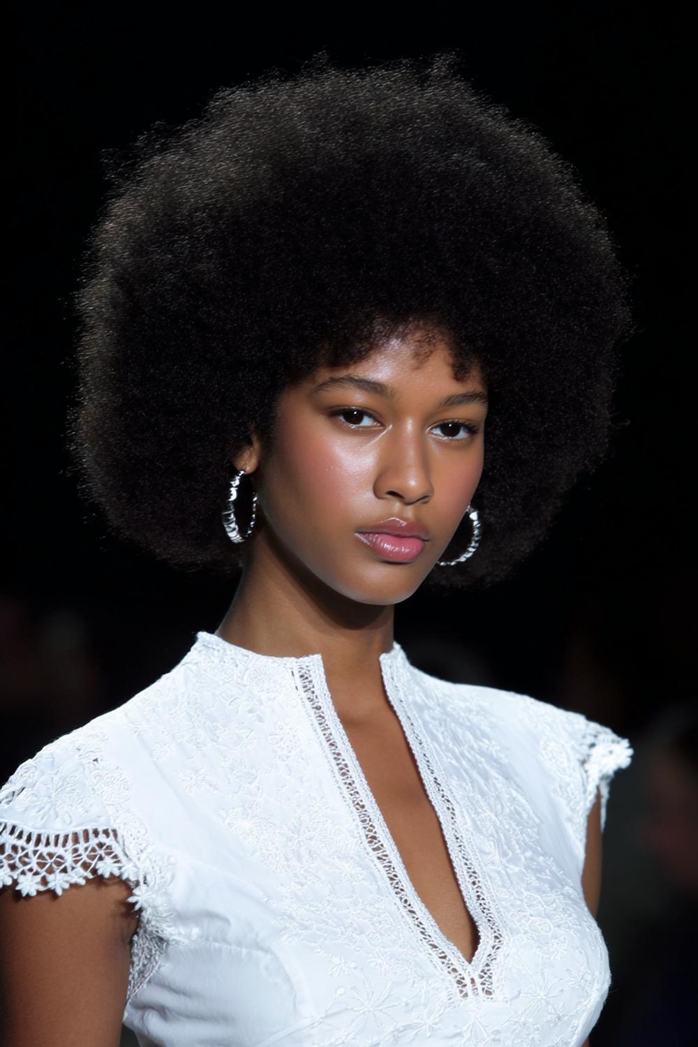 15. Kapsels zonder föhnen: de natuurlijke afro met leave-in en gedefinieerde, ronde vorm