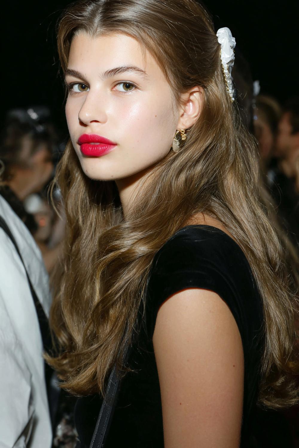 3. Kapsels zonder föhnen: de half-up claw clip met zachte slag en face-framing lokken