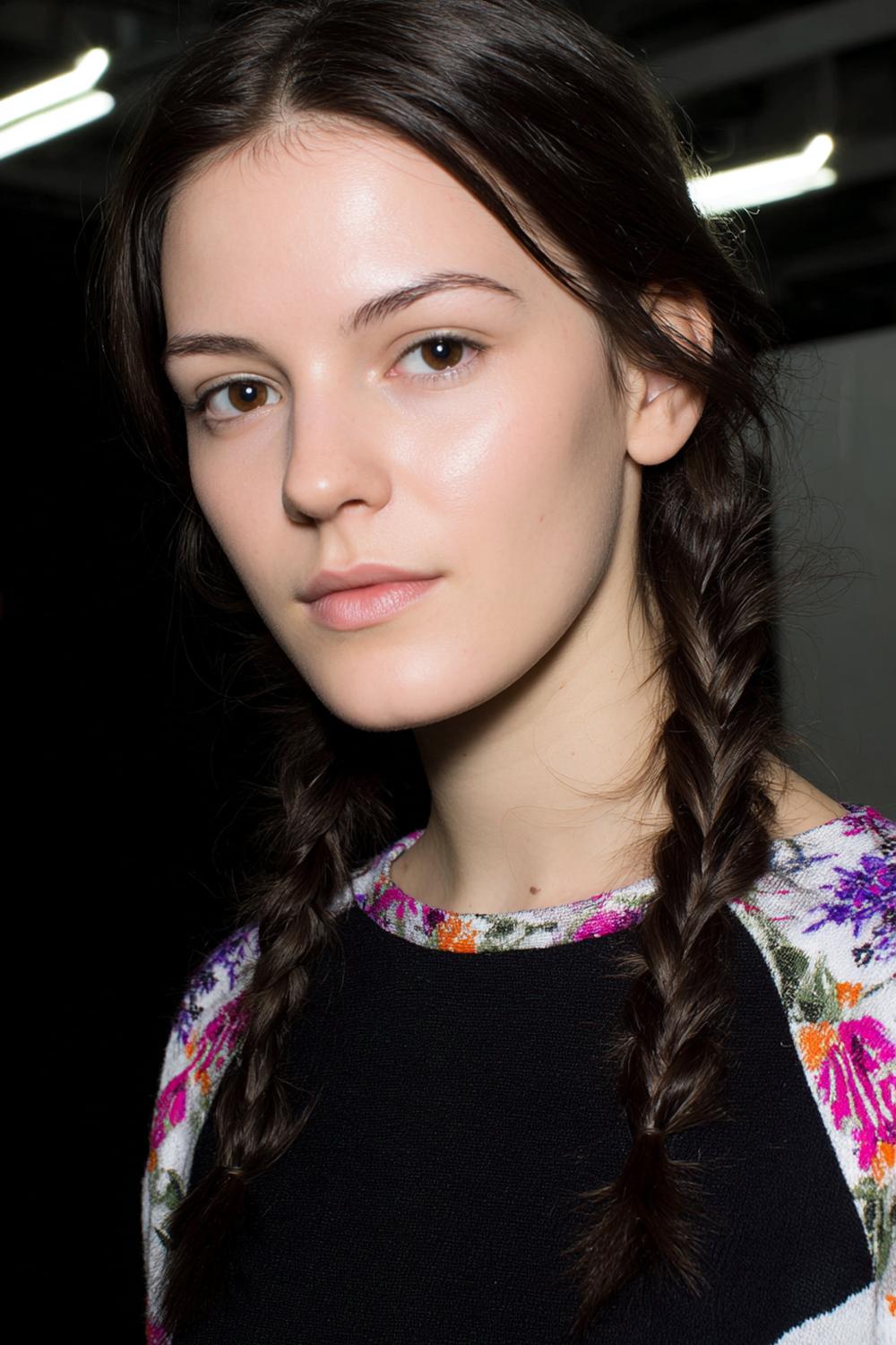 5. Kapsels zonder föhnen: de twee lage vlechten met strakke scheiding en pluisvrije aanzet