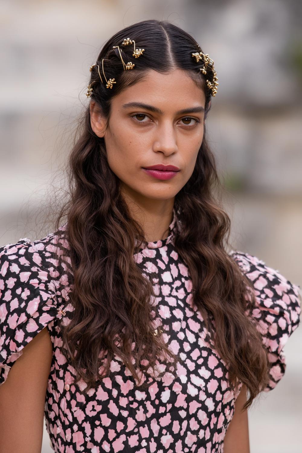 8. Kapsels zonder föhnen: de ‘twist and pin’ halo met twee gedraaide strengen en gouden speldjes