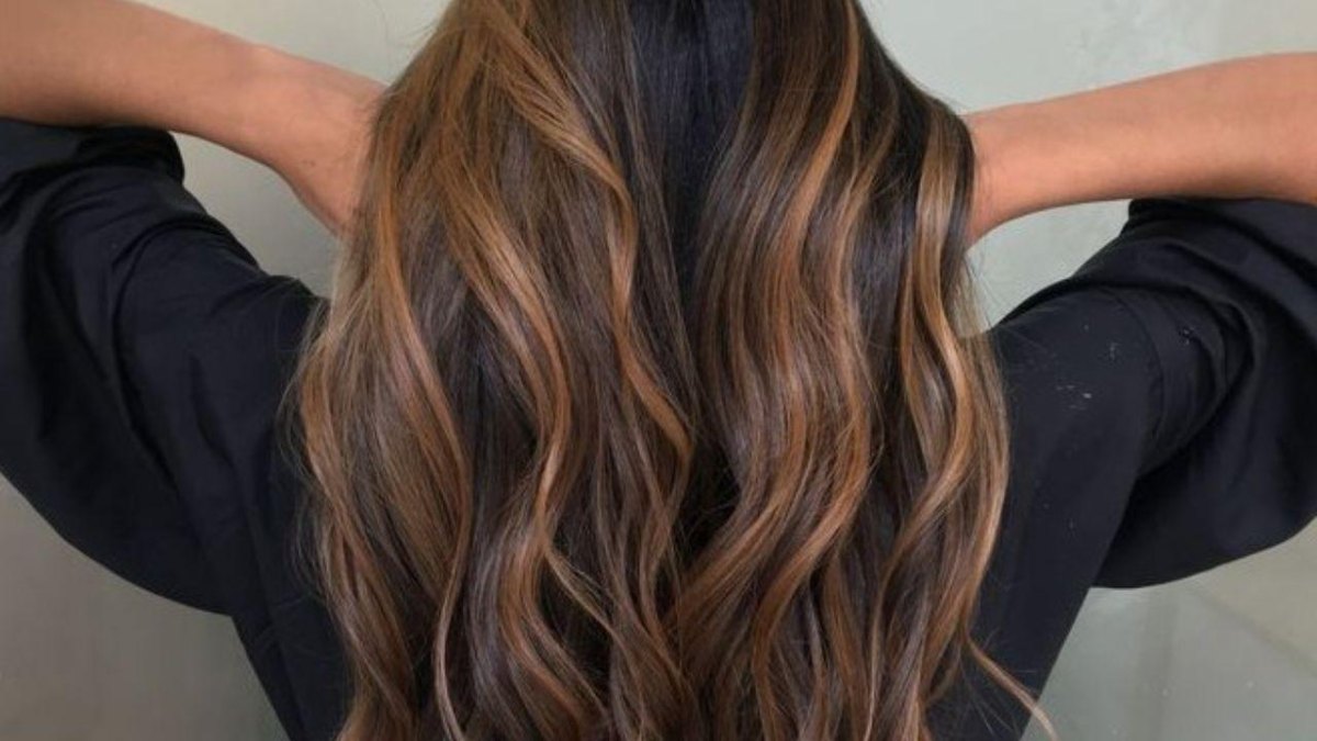 Subtiele karamel babylights in haar