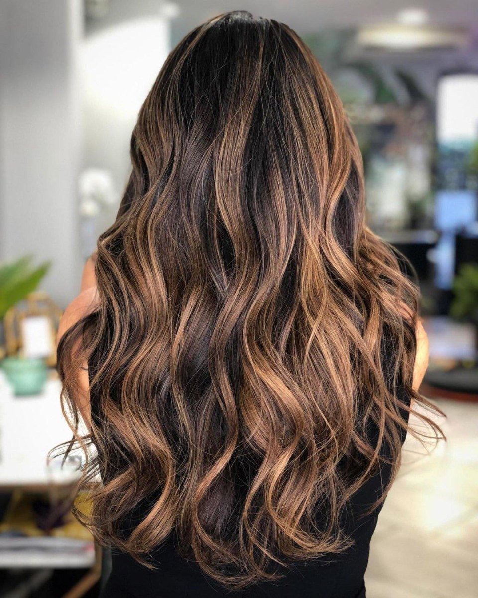 Karamelbruine balayage in lang haar
