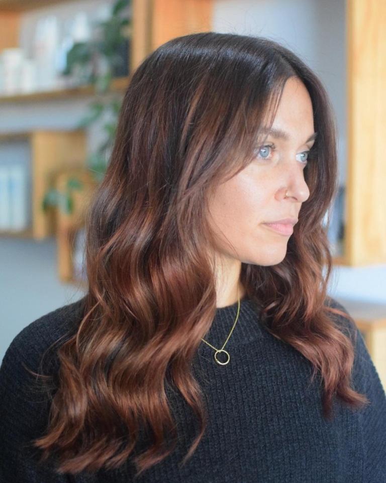 Kastanjebruine haarstijl